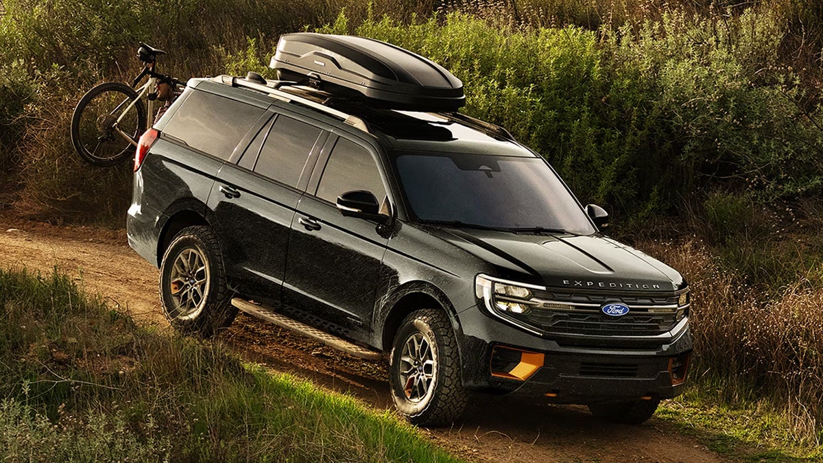 2027 Ford Expedition Going Down a Hill